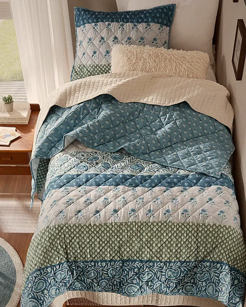Twin XL Quilt Set 2 Piece, Lightweight Summer Bedding for Dorm, Reversible Botan